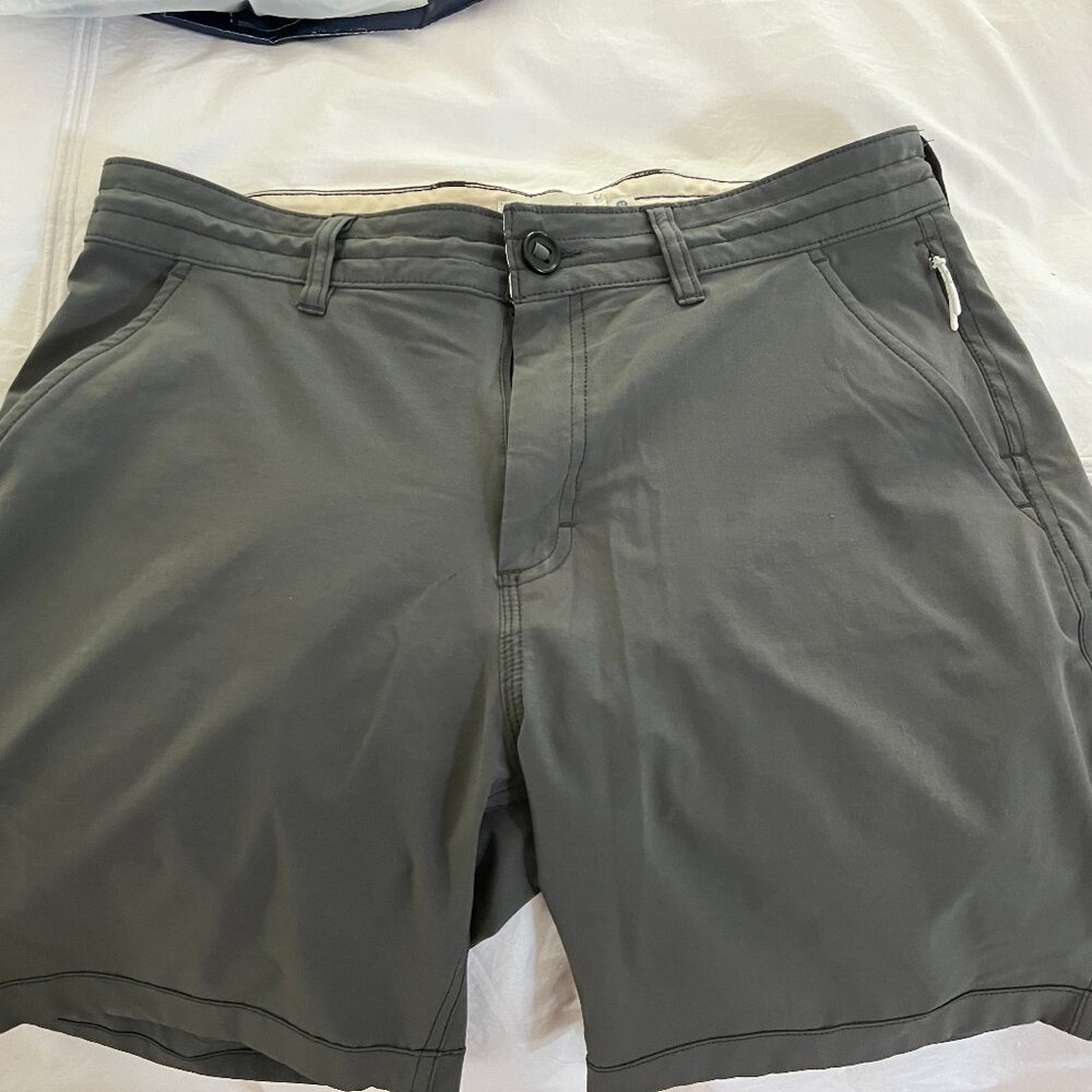 WELLEN Favorites Icon Hybrid Cruiser Short - 7.5"  in Oyster Black (Size 32)